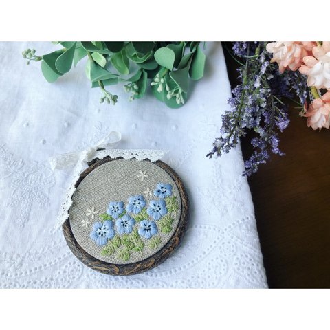 手刺繍＊花刺繍/インテリアフレーム/ ネモフィラ刺繍　/花/ギフト/プレゼント/ 刺しゅう インテリア雑貨/刺繍雑貨/青い花/ネモフィラ