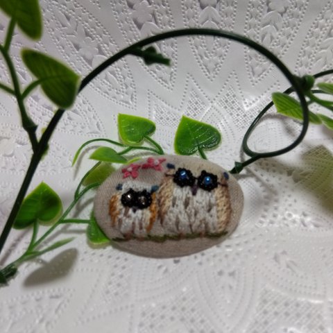 フクロウの刺繍ブローチ