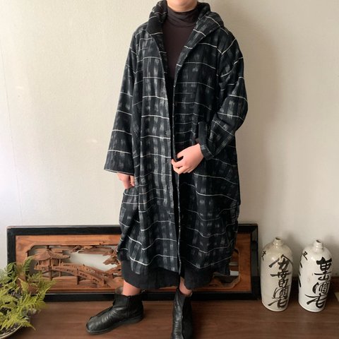 フード風襟の手織り綿バルーンコート　秋冬に嵐山のお店で一番人気で裾切り替えもキュートなコート　黒絣