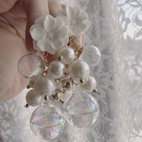 白いお花とシャボン玉のイヤリング