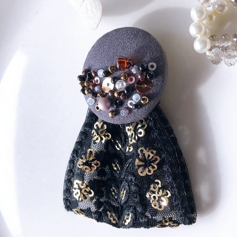 ''星屑ビーズとインド刺繍”宝石のようなポニーフック ピン　くるみボタン  刺繍