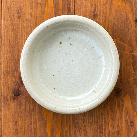 玉縁の白い豆皿