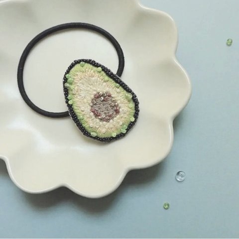 ビーズがきらきら　🥑アボカドの刺繍ヘアゴム 🥑/夏/かわいい/個性/フルーツ