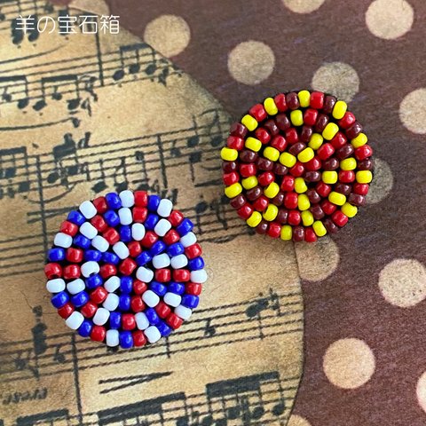 ビーズ刺繍ブローチ(2個セット) トリコロールA、B