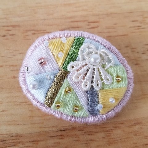 手刺繍のだ円ブローチ