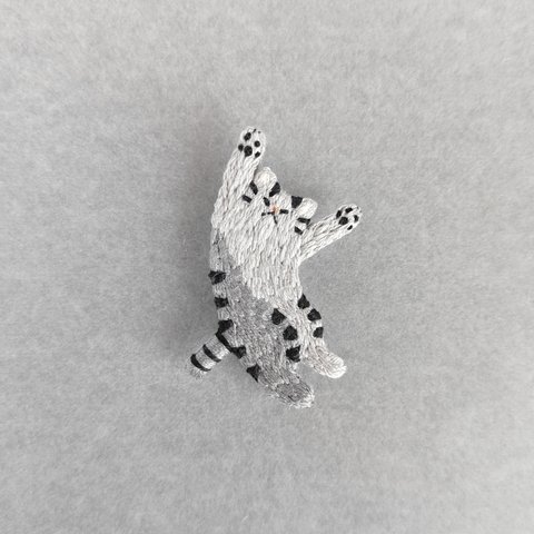 猫の刺繍ブローチ  バンザイ寝・しましまグレー    Embroidery brooch  Cat