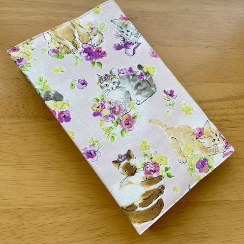 ブックカバー　猫と花　薄ピンク　新書本サイズ