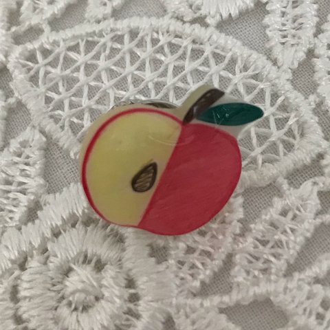 リンゴのプラ板ブローチ