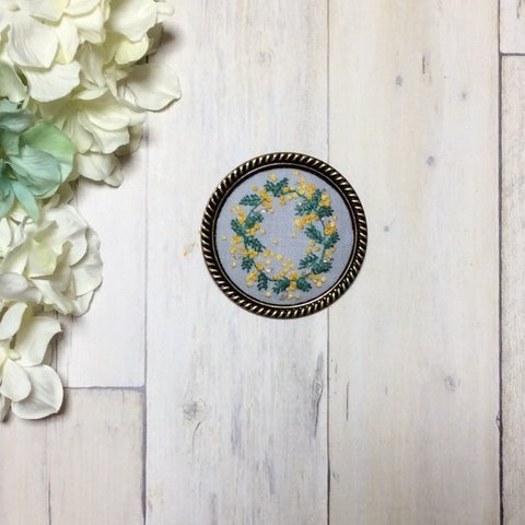 ミモザの刺繍ブローチ