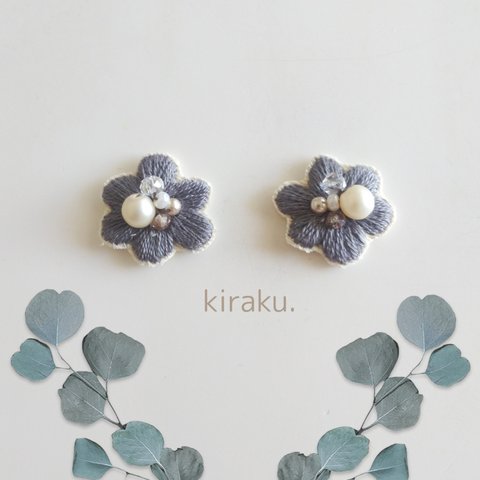 花の刺繍イヤリング　ピアス　ビーズ　グレー