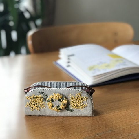 幸せミモザ刺繍ナチュラルメガネスタンドで　心地よいお部屋に。（再販）　