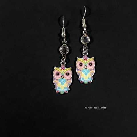 owl pierced earrings　フクロウ　カラフル　個性的　揺れる　カジュアル　パステルカラー