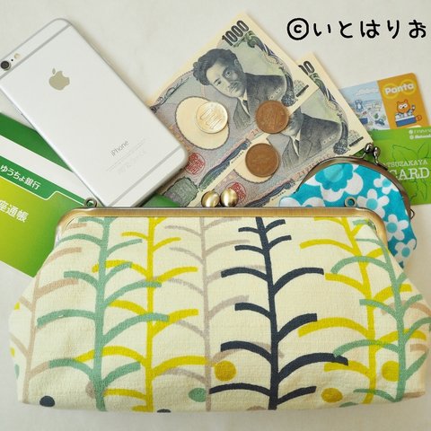 スマホも入るたっぷり収納力！北の樹木柄がまぐち長財布【ハンドル付】