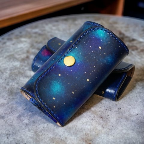 『星の銀河シリーズ』星のカケラ舞う銀河のスマートキーケース  革小物　銀河キーケース レザーキーケース 天体キーケース レザースマートキーケース