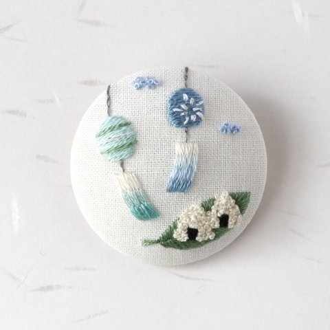 朝の風鈴とおにぎり　手刺繍ブローチ