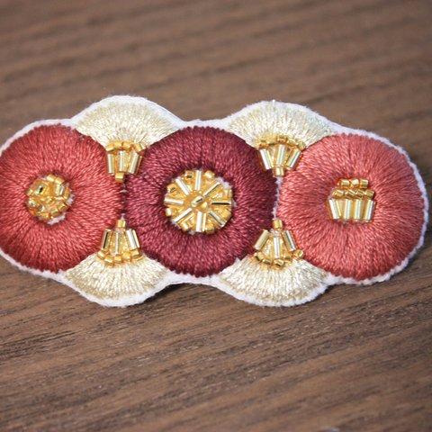 ビーズ刺繍のバレッタ