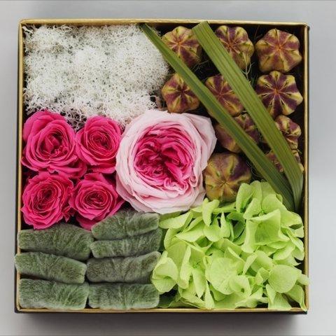 カップ咲きの薔薇のBOXアレンジ（ピンク）