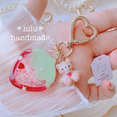 【ꫛꫀꪝ✧‧˚】＊lulu＊くまちゃんのstrawberryキーホルダー　ハンドメイドレジン　キーホルダー　ハンドメイドキーホルダー　シャカシャカキーホルダー　シャカシャカ　シェイカー　いちご　