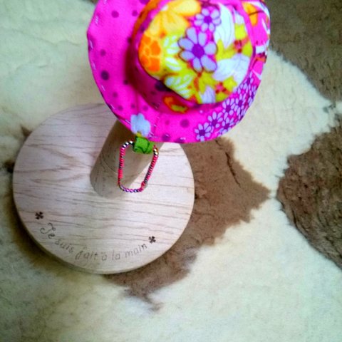 ハッとハットの帽子キーホルダー   ピンクの花柄