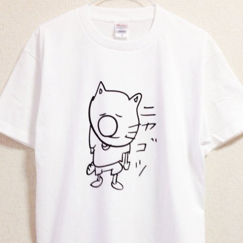 表情がかわいい！ねこの｢ニャゴッ」Tシャツ