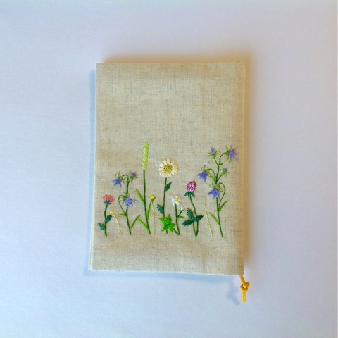 花の刺繍のブックカバー
