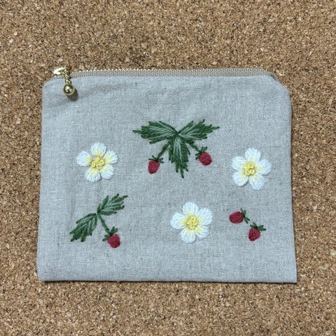 【お花の手刺繍】かわいいポーチ　イチゴと白いお花　いちご　ギフト　プレゼント　ハーフリネン　ボタニカル