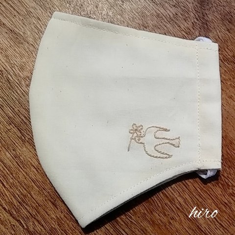 ワンポイント刺繍　立体マスク【大人用】つばめクローバー　ベージュ