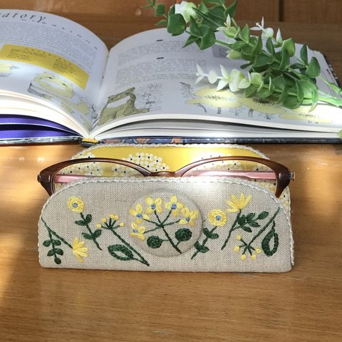 ボタニカル刺繍　北欧風　黄色い小花　メガネスタンドで　心地よいお部屋に。　