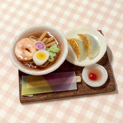 しょうゆラーメンと餃子（小）のミニチュア