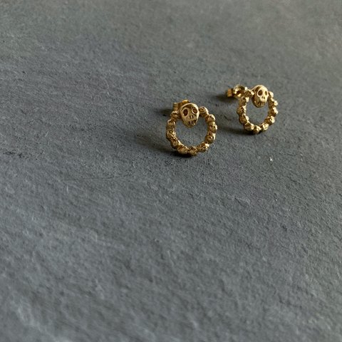 とぼけた表情のスカルのサークルピアス【skull circle pierce(gd)】