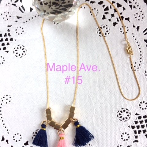 タッセルとキューブビーズのネックレス　☆navy