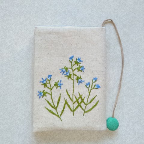 文庫本刺繍のブックカバー　カンパニュラ