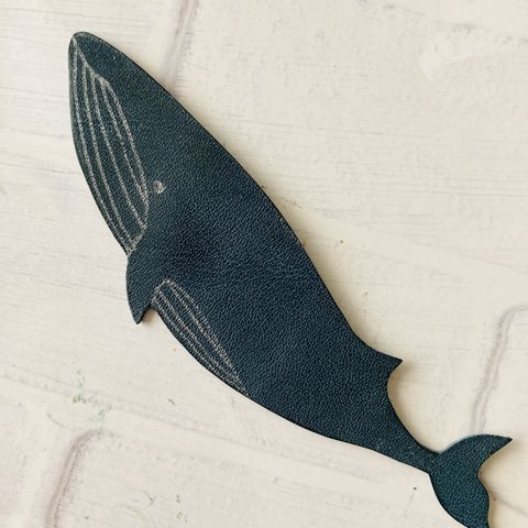 少し大きめのクジラの本革ブックマーカー　ジャスティスブルー　しおり