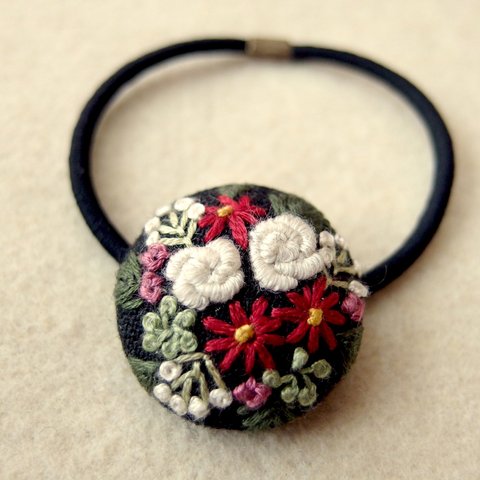 白バラと赤い花のブーケ刺繍 くるみボタンヘアゴム