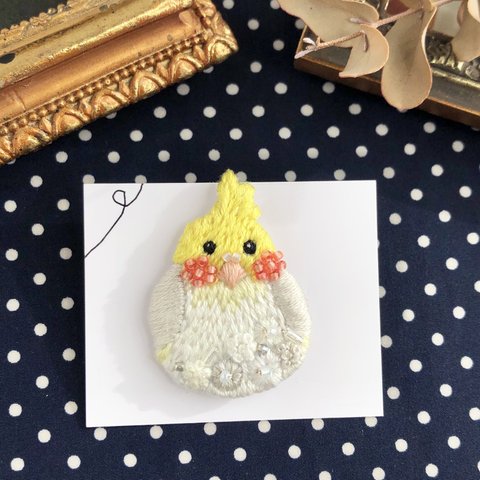 オカメインコさんとお花の刺繍ブローチ　受注制作