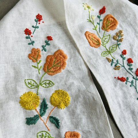 セール　手刺繍はんえり　オレンジのお花