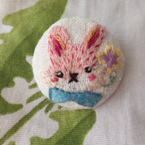 ウサギのリネン刺繍ブローチ   01