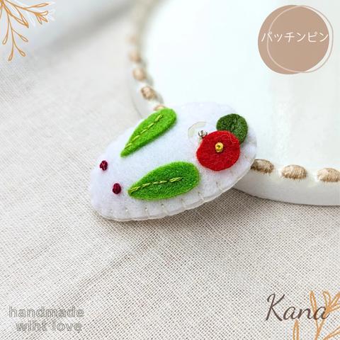 雪うさぎちゃんの刺繍パッチンピン          手刺繍 フェルト