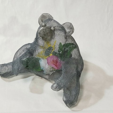 花を抱く金網クマ