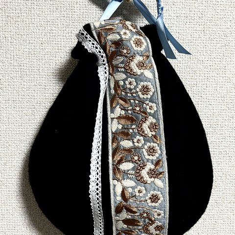 まんまる巾着ポーチ　内側はねこ柄インド刺繍リボン　ブルー