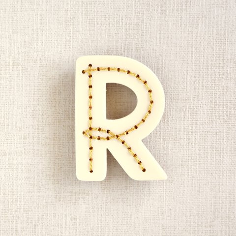 アルファベットのアクリルブローチ【R】