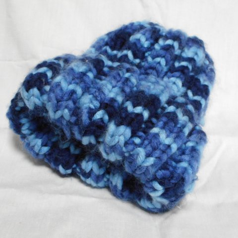 極太毛糸の手編み帽子(ブルー)