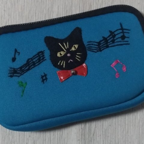 黒猫の手刺繍モバイルホルダー
