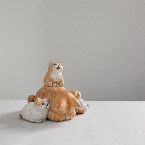 小さな猫の置物　「ごめん寝」猫さん　猫まみれ　(茶色)