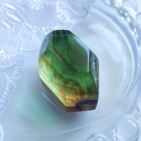 木の宝石ブローチ・emerald