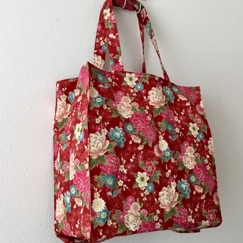 ばらと扇子和柄エコバッグ、ローズと菊タイト・アンド・タイディ・トートバッグ; Japanese Roses on Red Tight ‘n’ Tidy Tote Bag, eco bag