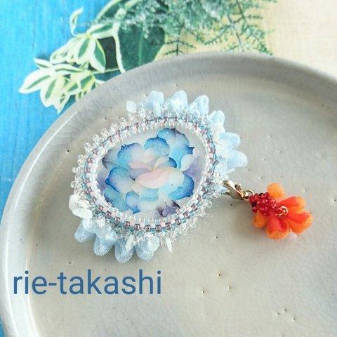 水面の花と金魚の２wayブローチ  ビーズ刺繍とつまみ細工