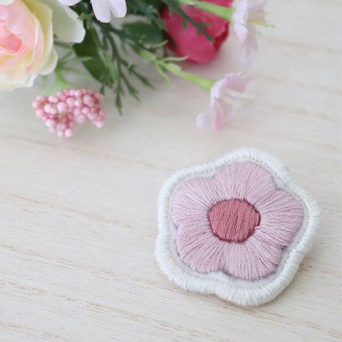 ピンク花の刺繍ブローチ