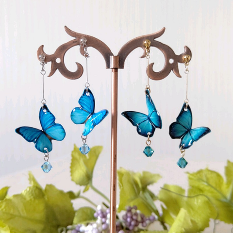 スワロフスキーが揺れる羽ばたく蝶々✩.*˚ モルフォ蝶、新色モルフォ。青い蝶。蝶々ピアス、蝶々イヤリング。