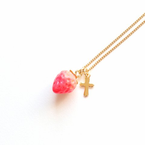 小さな苺と十字架のネックレス